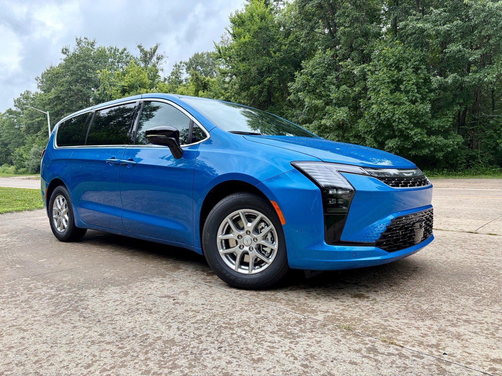 New 2027 Chrysler Pacifica Select FWD image 1