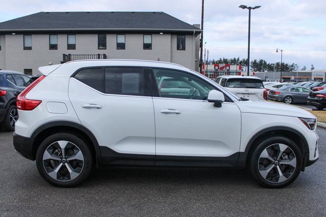 Used 2025 Volvo XC40 B5 Plus image 6
