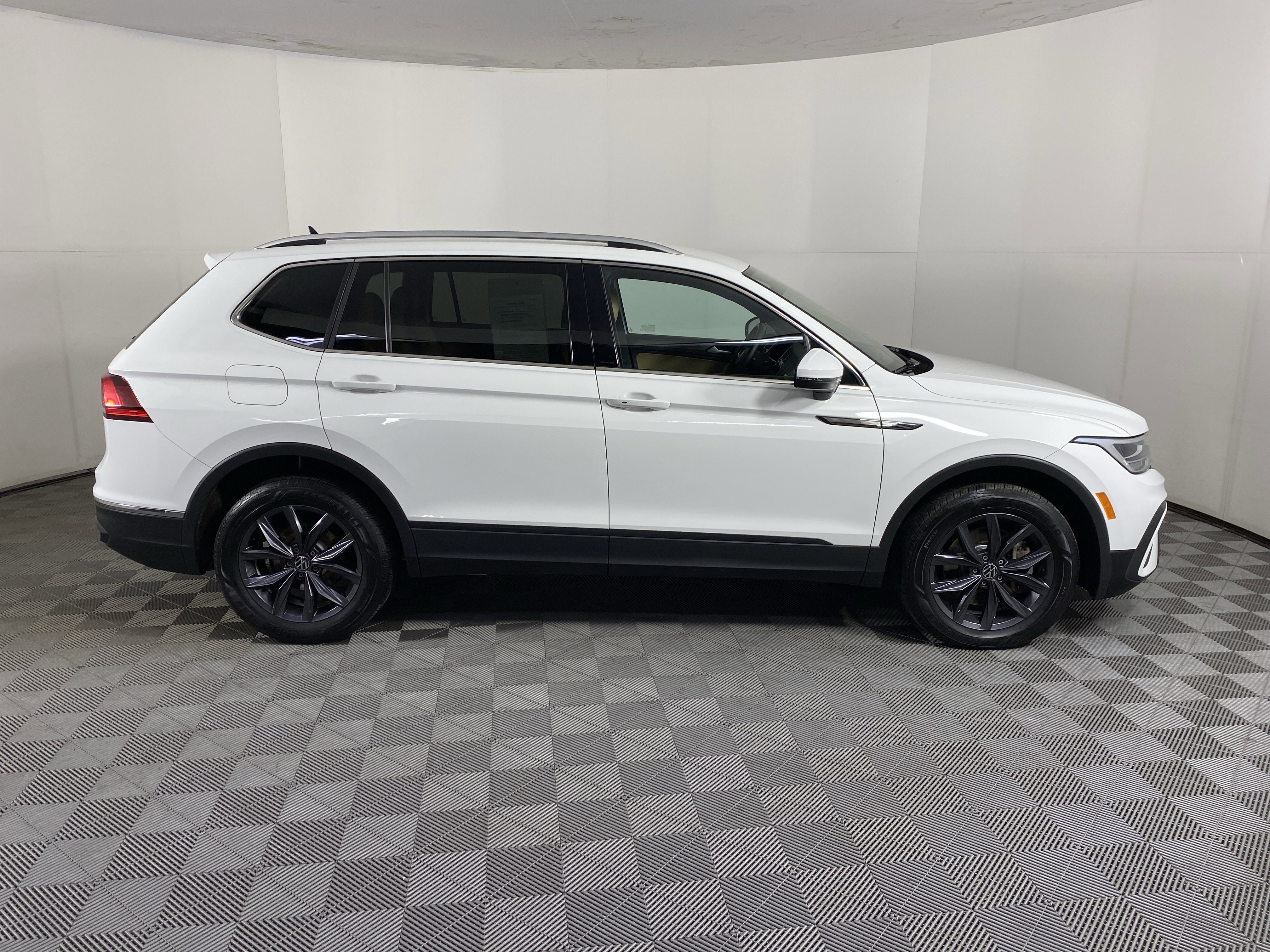 Used 2022 Volkswagen Tiguan SE AWD/4WD image 6