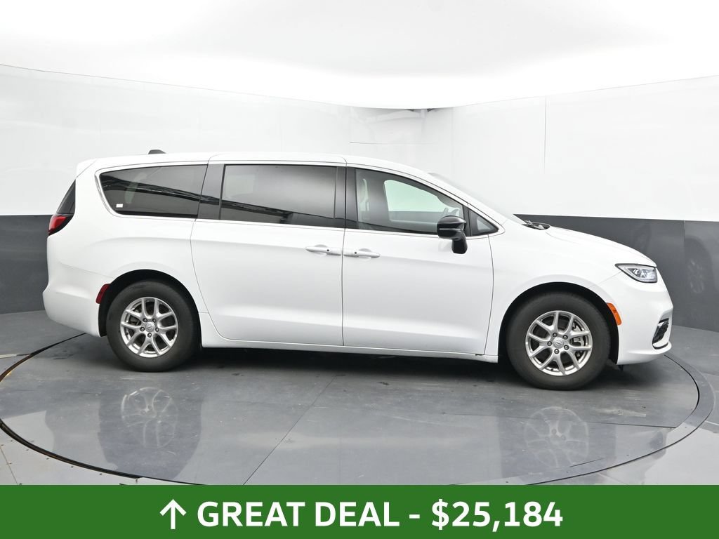 Used 2025 Chrysler Pacifica Select FWD image 5