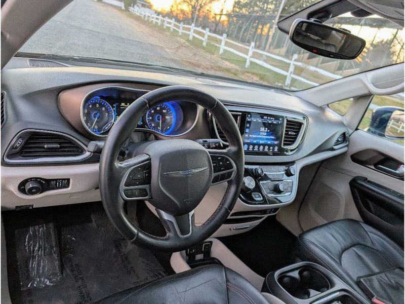 Used 2017 Chrysler Pacifica Touring-L image 19