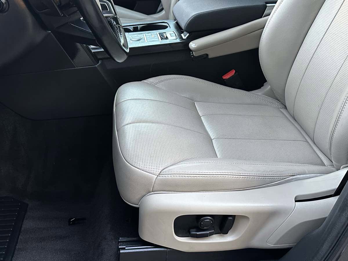 Used 2018 Land Rover Discovery SE image 10