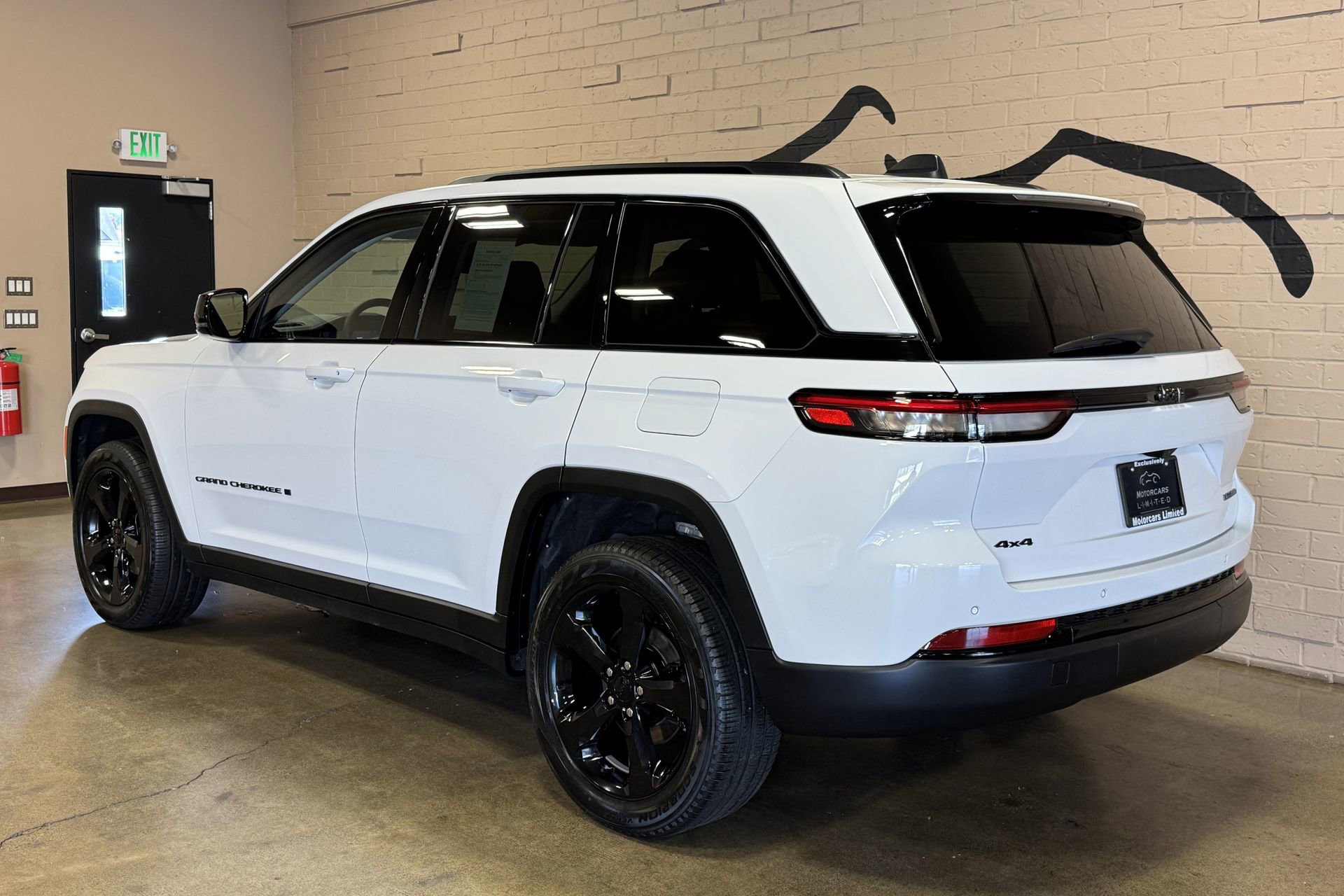 Used 2023 Jeep Grand Cherokee Limited w/ Black Appearance Package AWD/4WD image 7