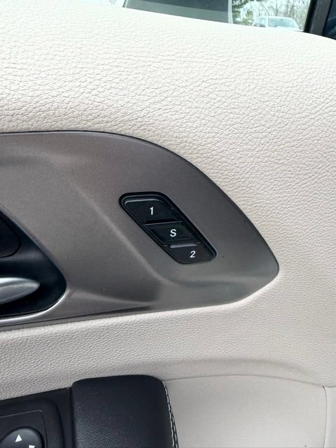 Used 2023 Chrysler Pacifica Touring-L FWD image 25
