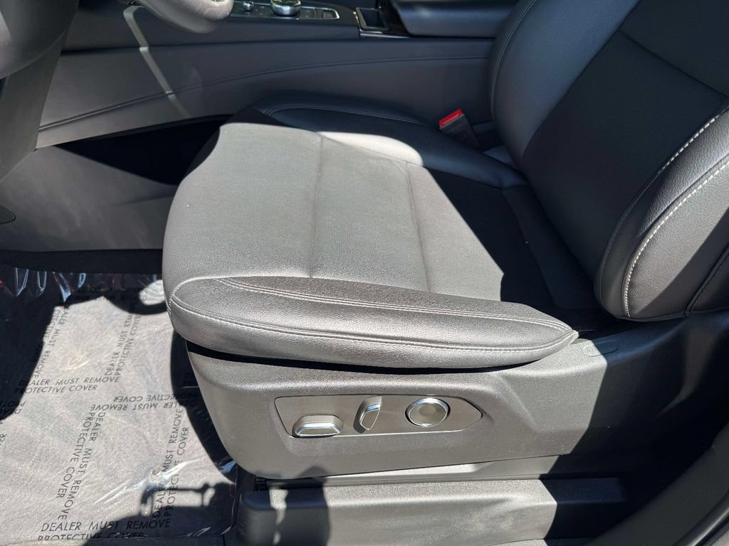 Used 2024 Cadillac Escalade Luxury AWD/4WD image 3