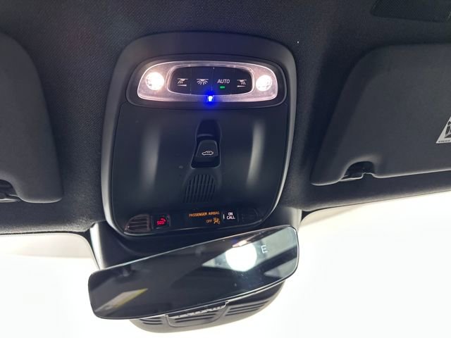 Used 2020 Volvo XC40 T5 R-Design w/ Protection Package Premier image 24