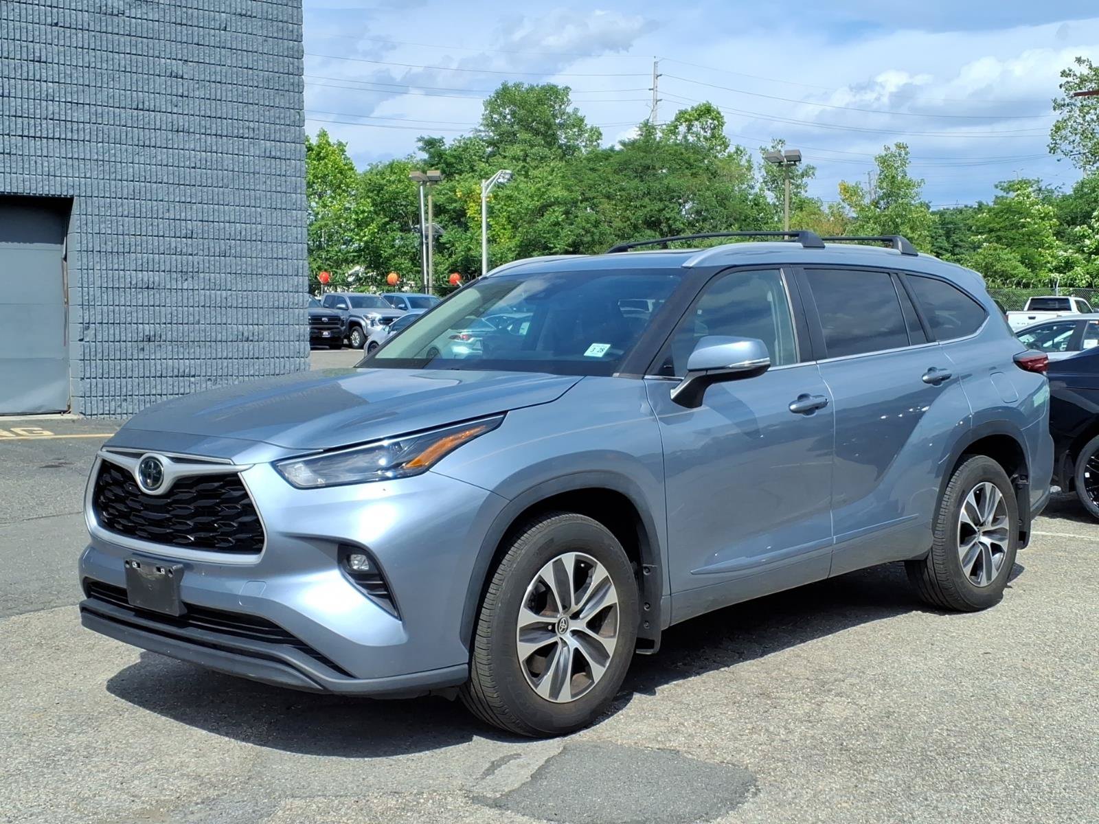 Used 2023 Toyota Highlander XLE AWD/4WD image 3