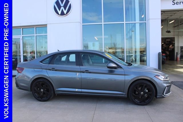 Used 2025 Volkswagen Jetta SE w/ Sunroof Package image 5