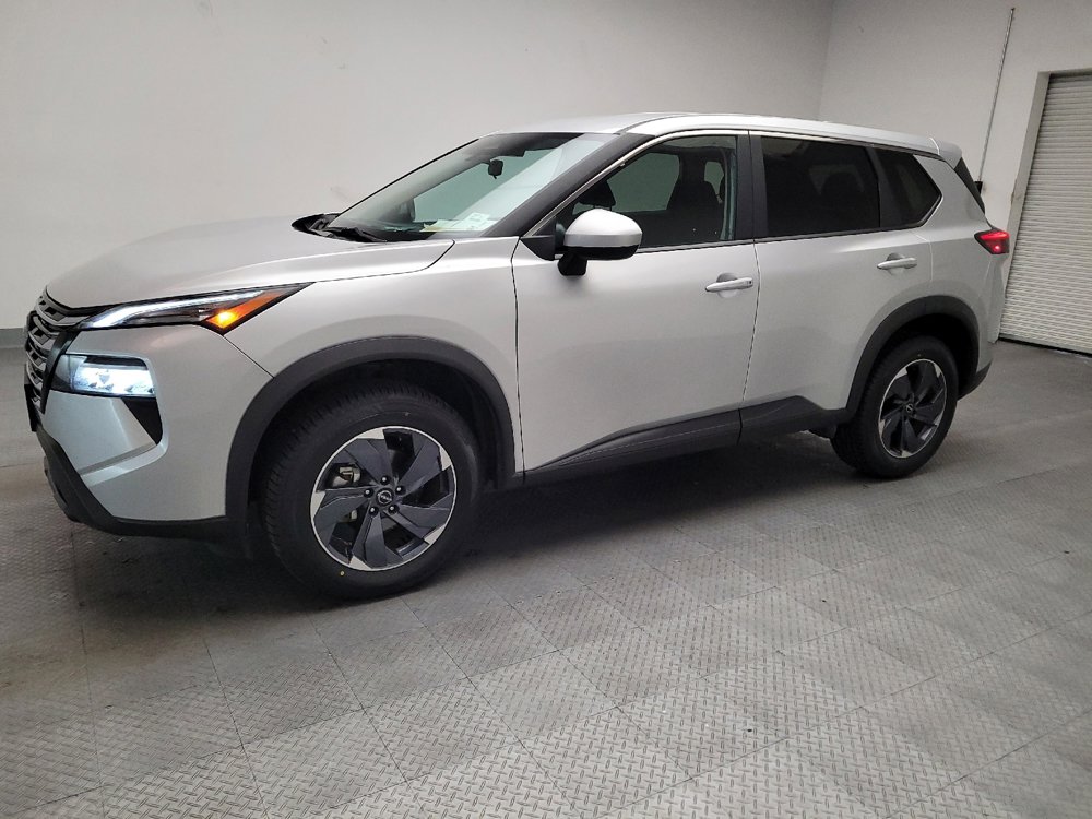 Used 2024 Nissan Rogue SV image 2