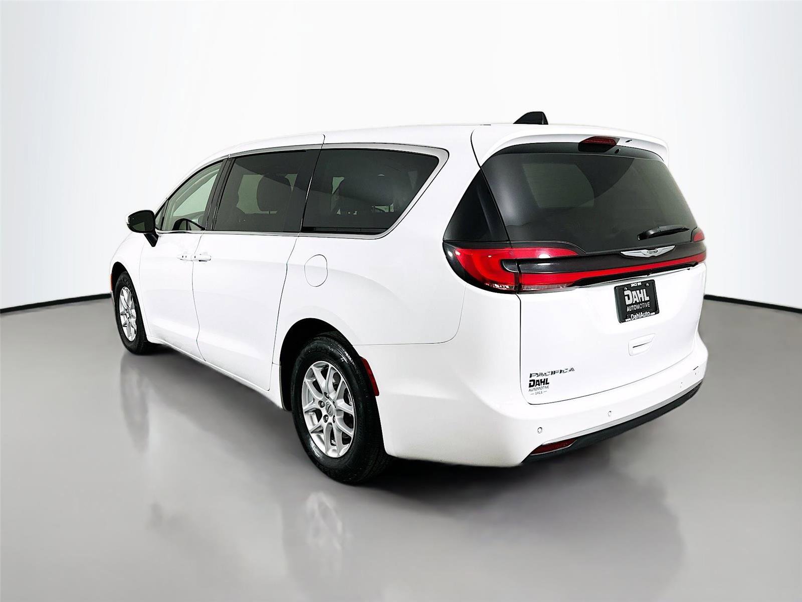 Used 2023 Chrysler Pacifica Touring-L image 10