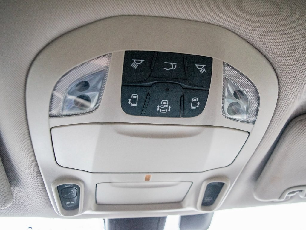 Used 2018 Chrysler Pacifica Limited image 24