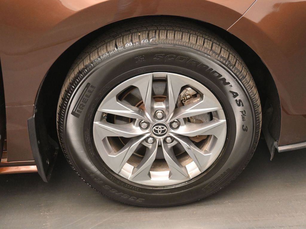 Certified 2021 Toyota Sienna LE FWD image 35