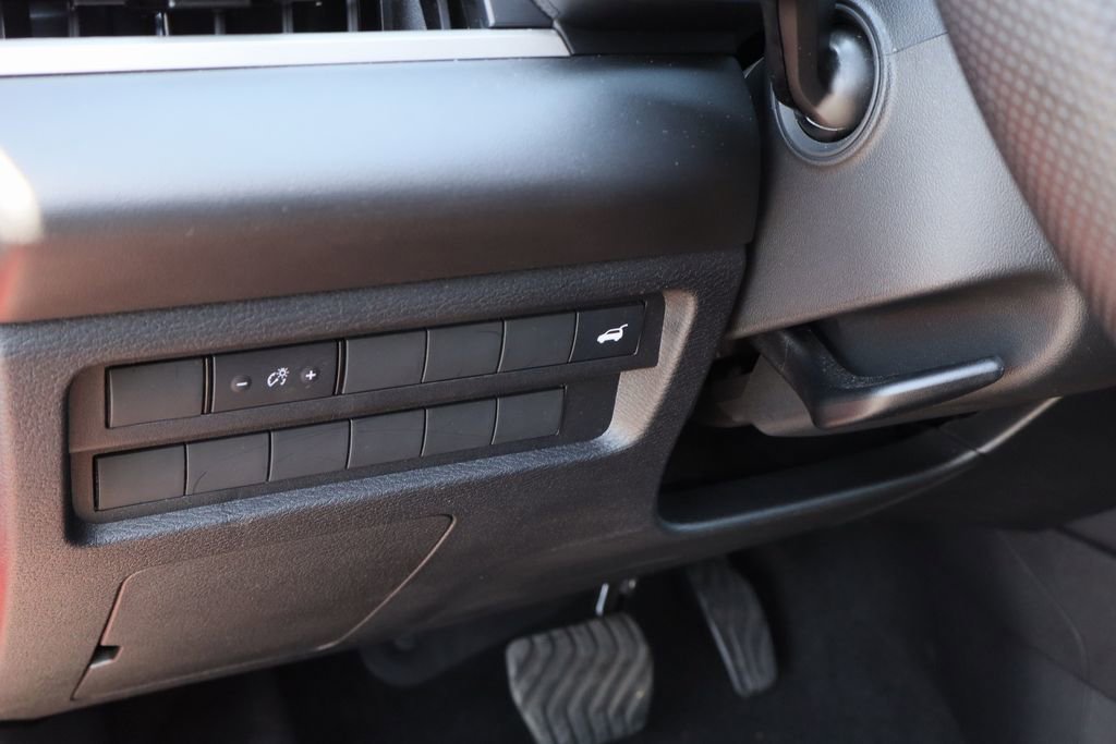 Used 2025 Mitsubishi Outlander SE FWD image 12