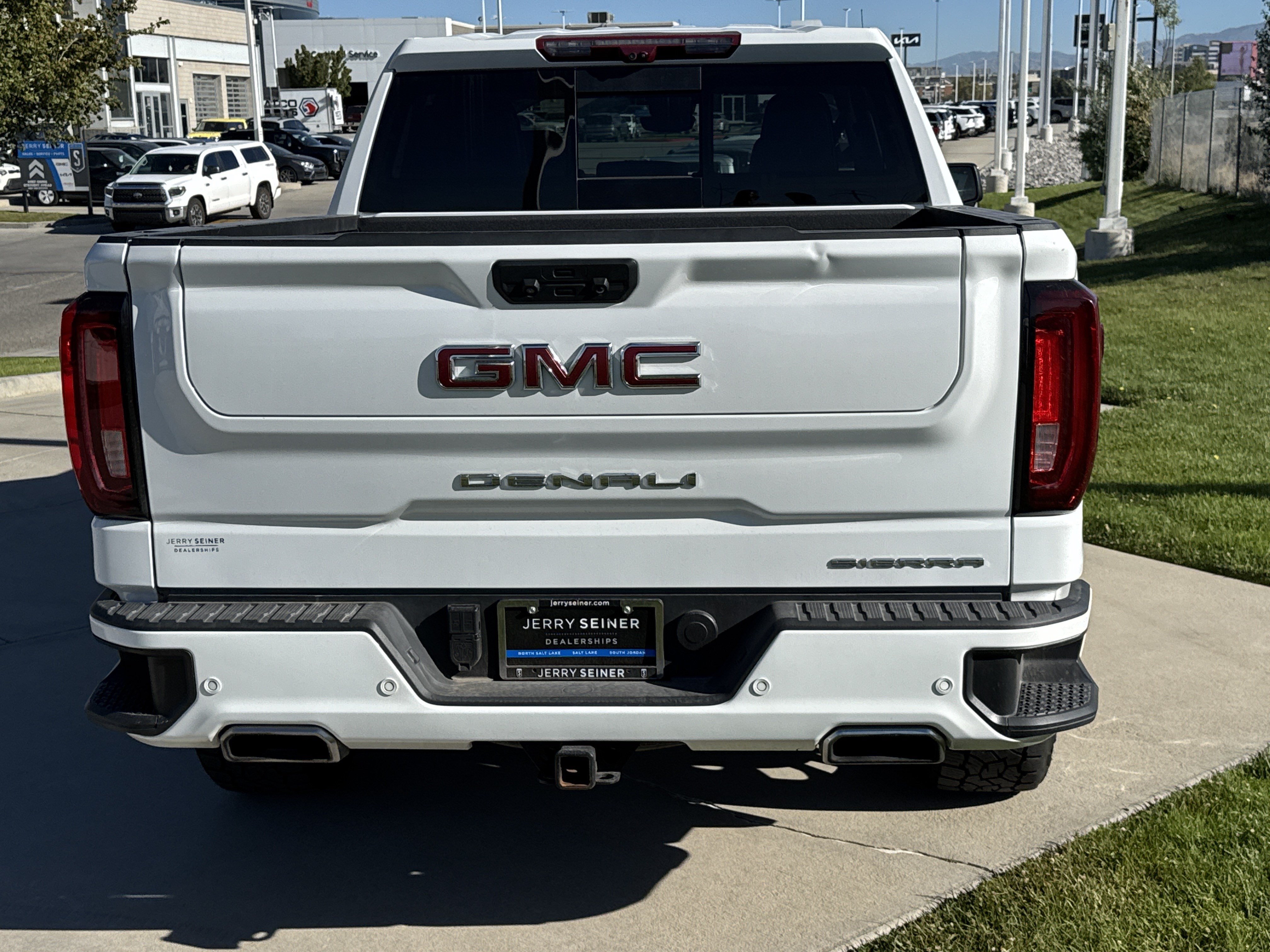 Used 2023 GMC Sierra 1500 Denali w/ Technology Package AWD/4WD image 4