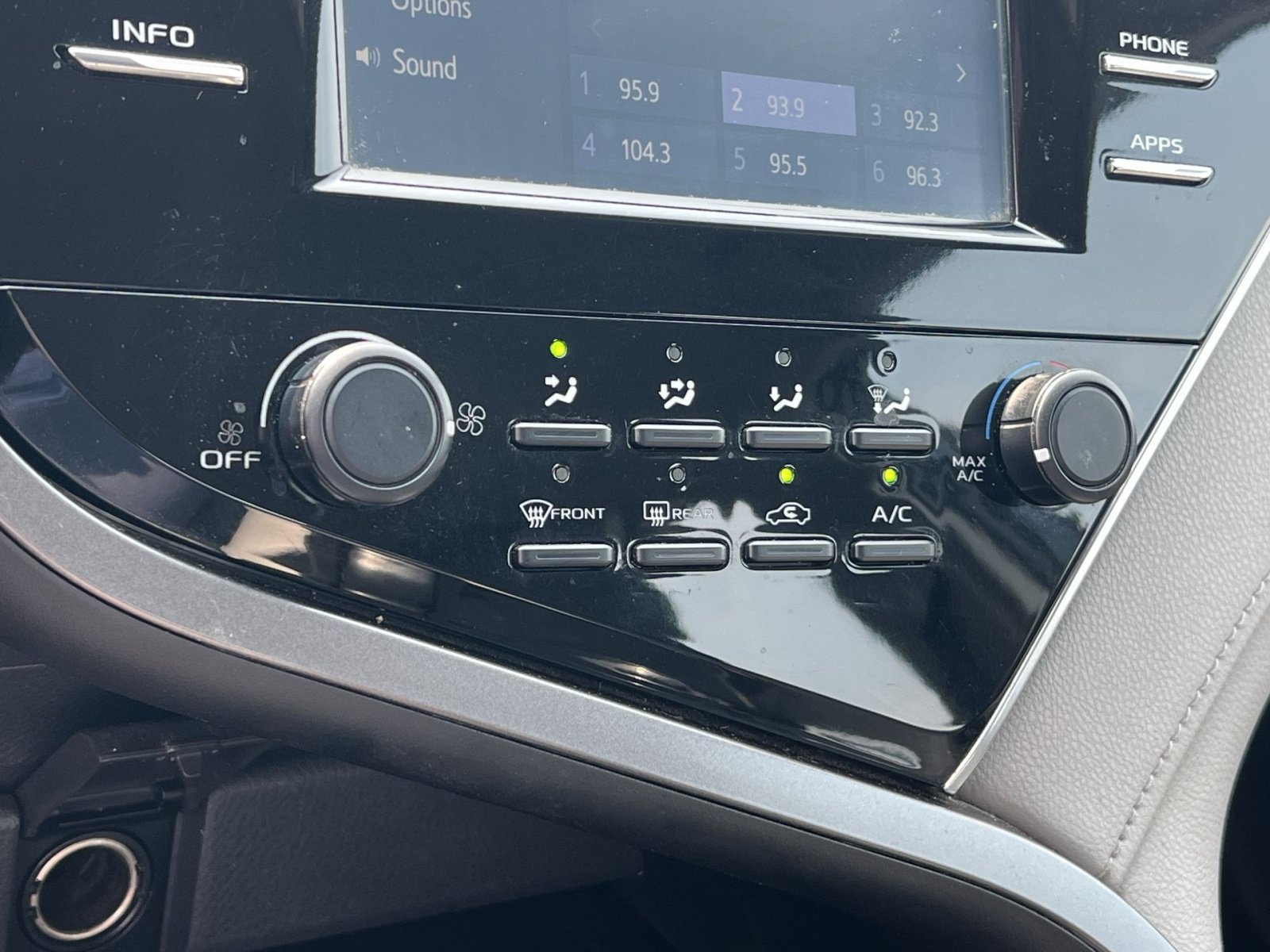 Used 2018 Toyota Camry FWD image 19