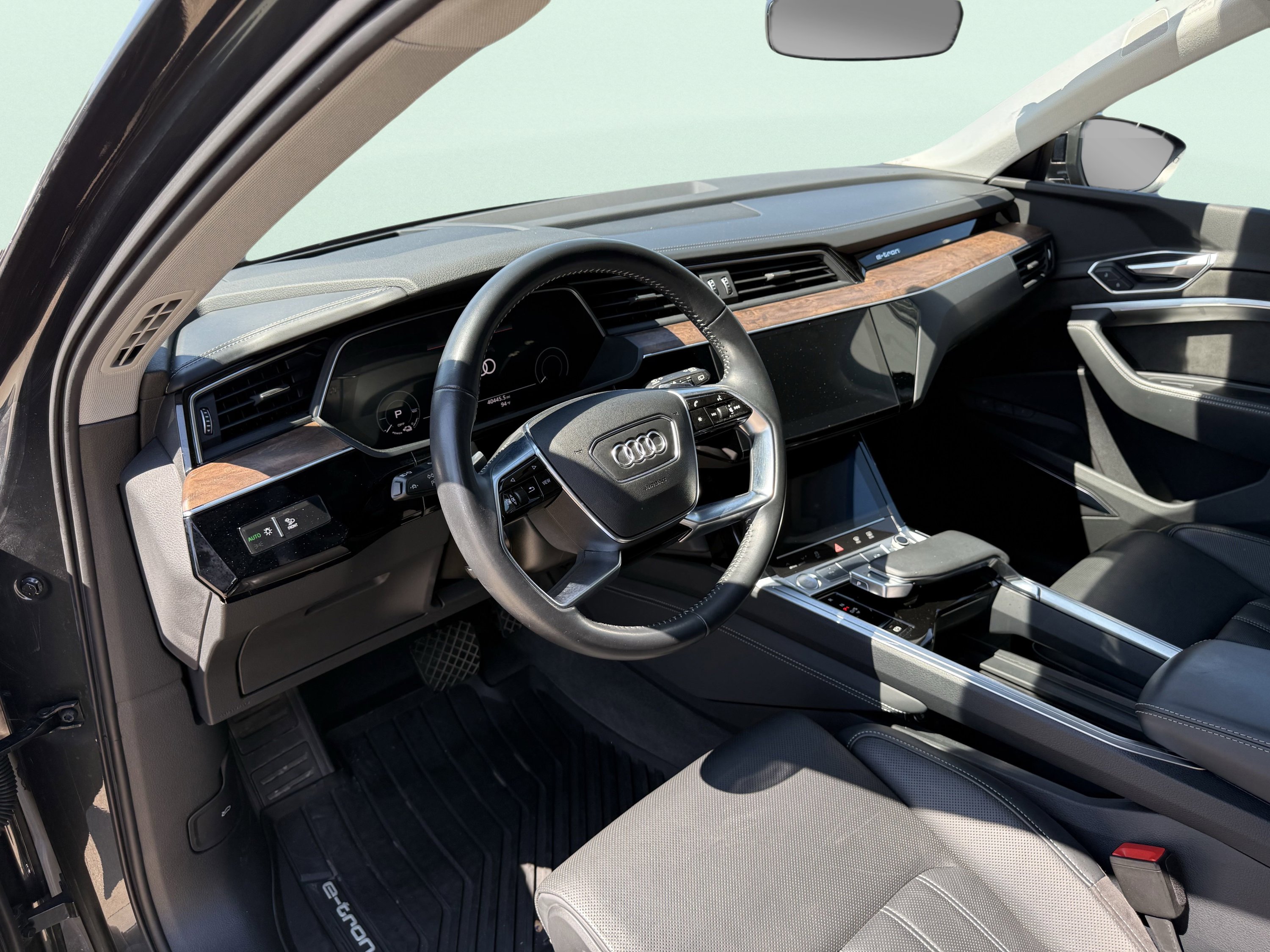 Used 2019 Audi e-tron Prestige w/ Prestige Package image 31