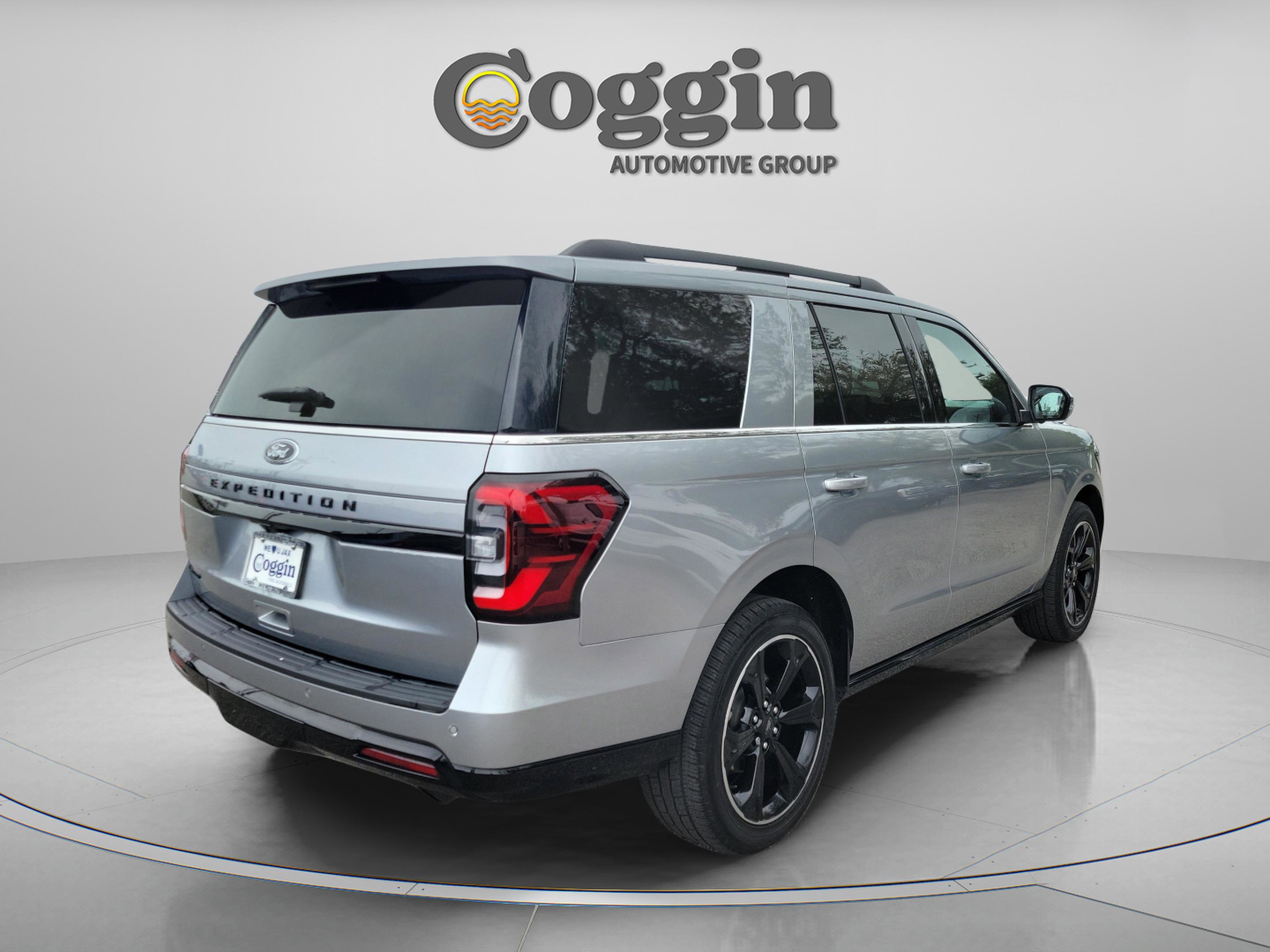 Used 2022 Ford Expedition Limited RWD image 3