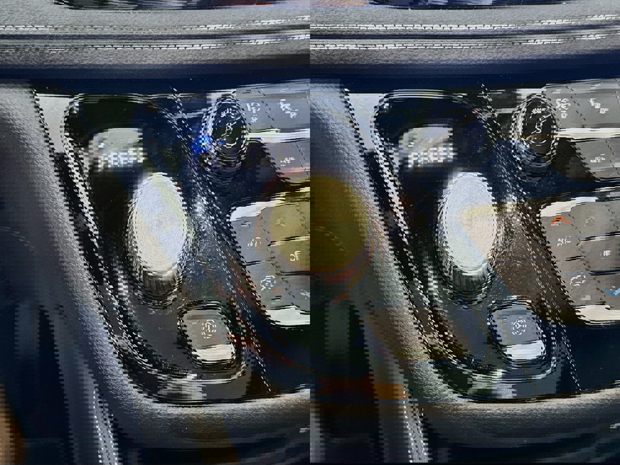 Used 2023 Chrysler Pacifica Limited w/ Uconnect Theater Family Group FWD image 19