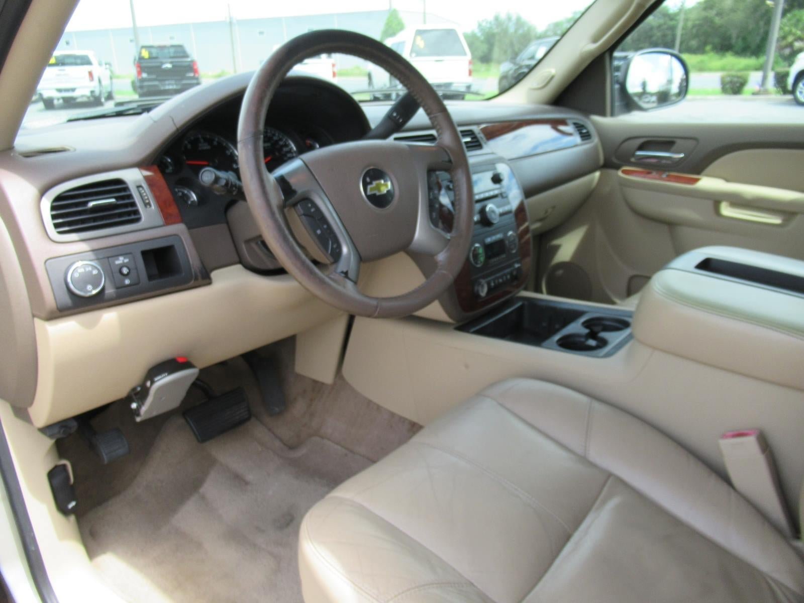 Used 2011 Chevrolet Suburban LT RWD image 17