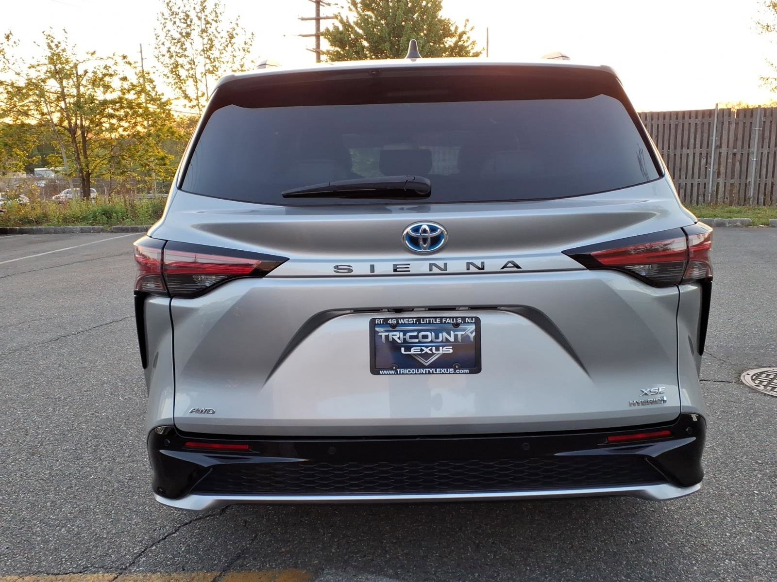 Used 2022 Toyota Sienna XSE w/ XSE Plus Package AWD/4WD image 5