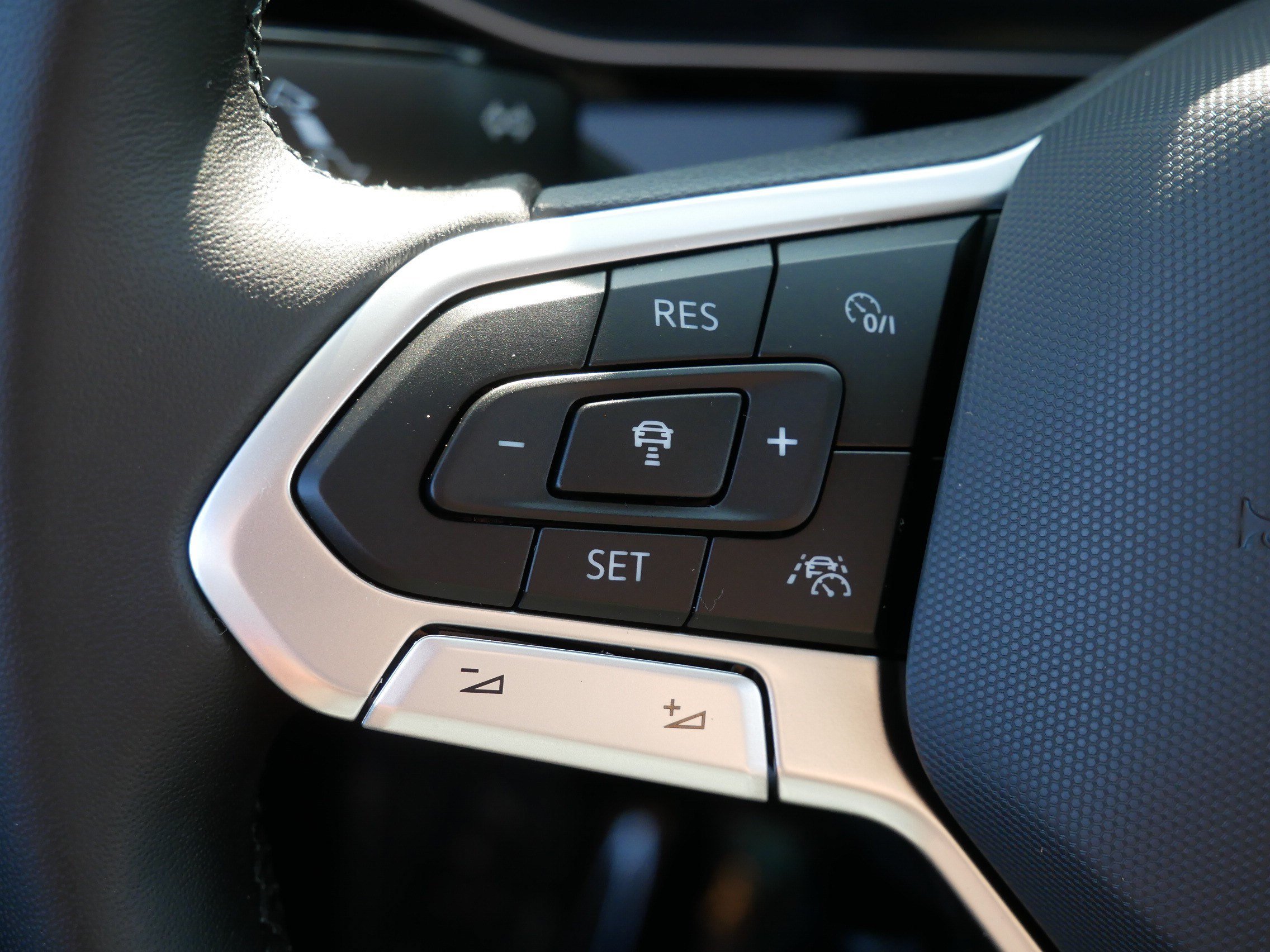 Used 2025 Volkswagen Jetta SEL FWD image 33