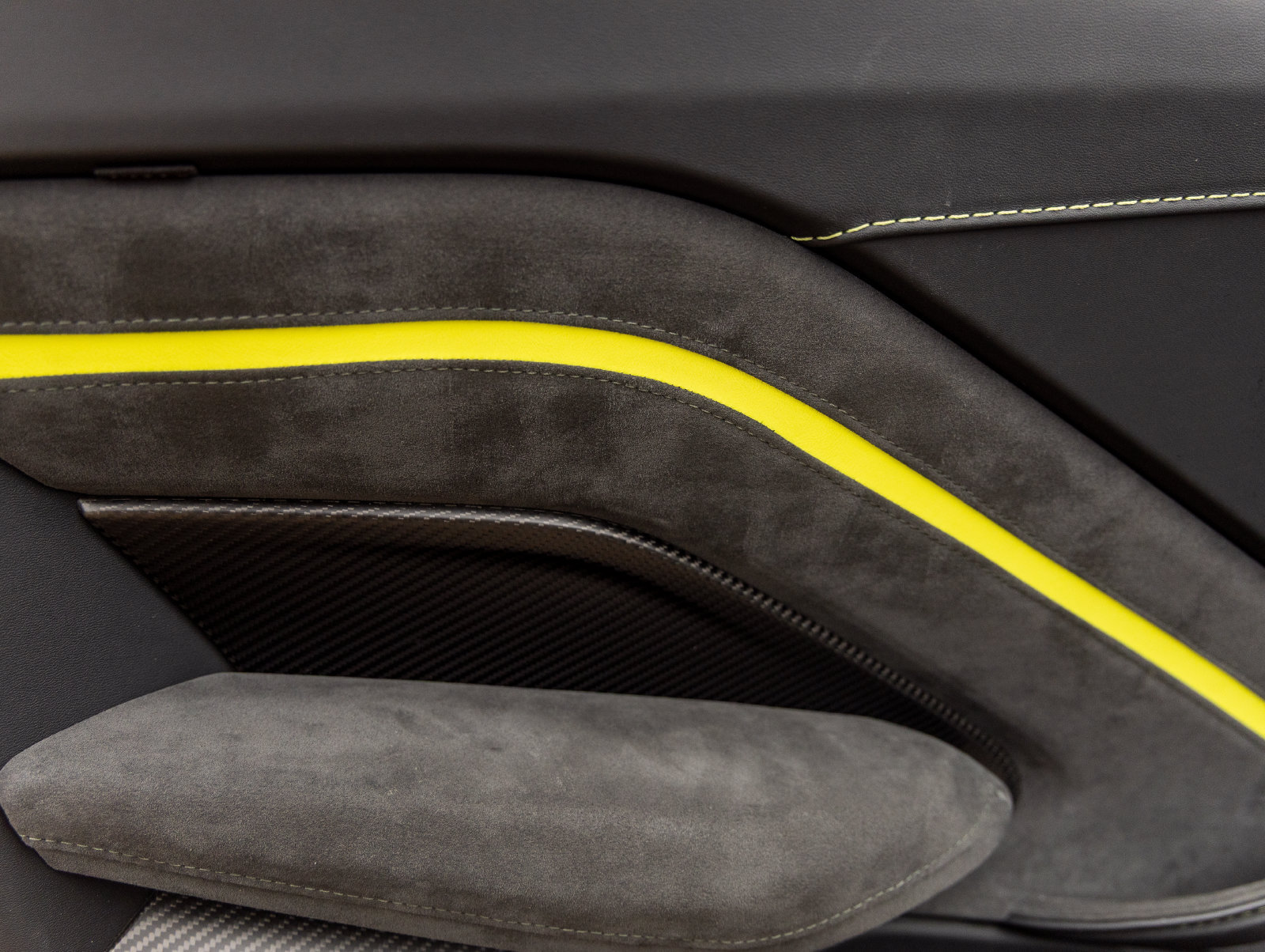 Used 2023 Aston Martin V8 Vantage Roadster RWD image 24