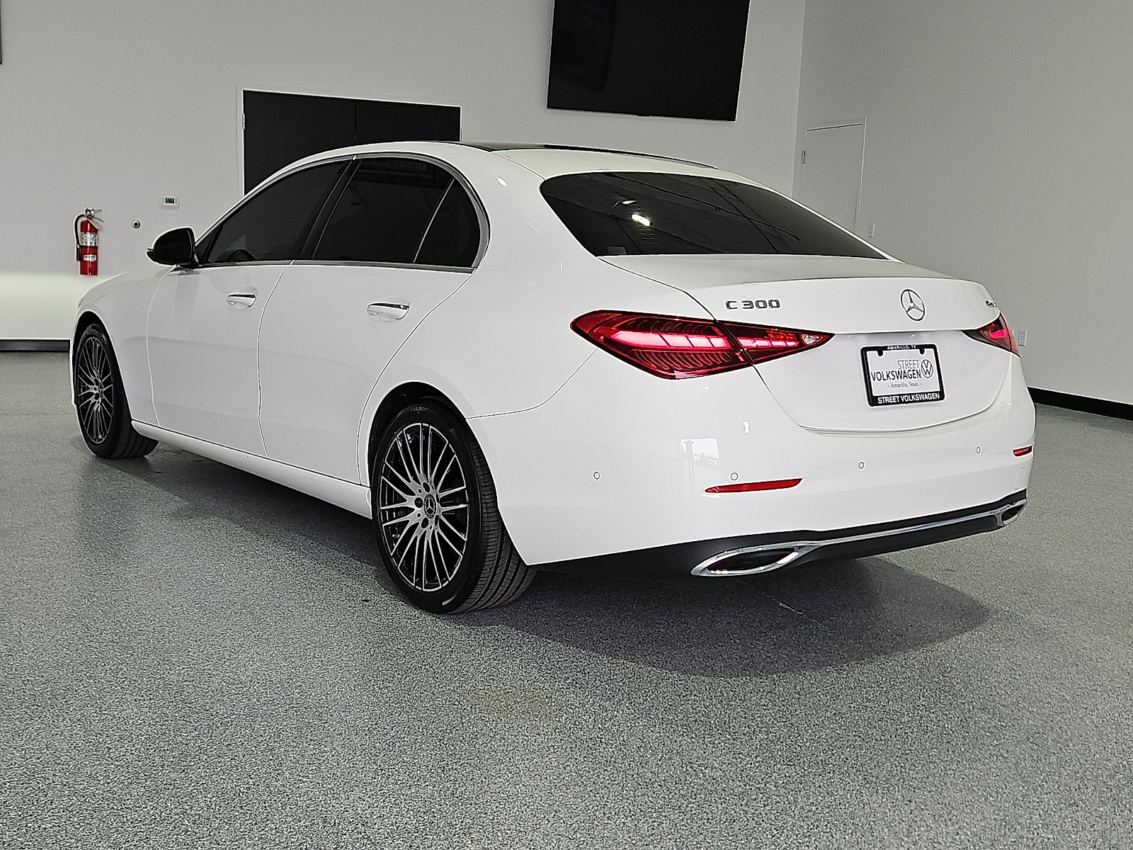 Used 2025 Mercedes-Benz C 300 4MATIC Sedan image 2