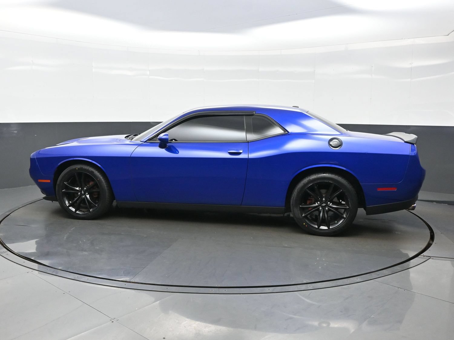 Used 2018 Dodge Challenger SXT w/ Blacktop Package RWD image 3