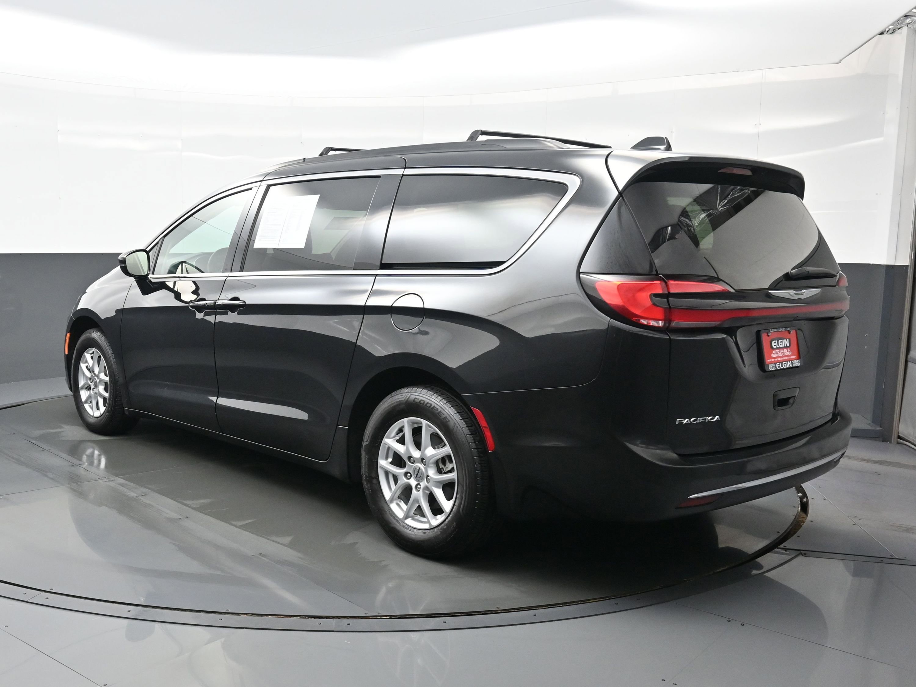 Used 2022 Chrysler Pacifica Touring-L FWD image 4
