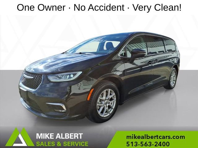 Used 2023 Chrysler Pacifica Touring-L FWD image 3