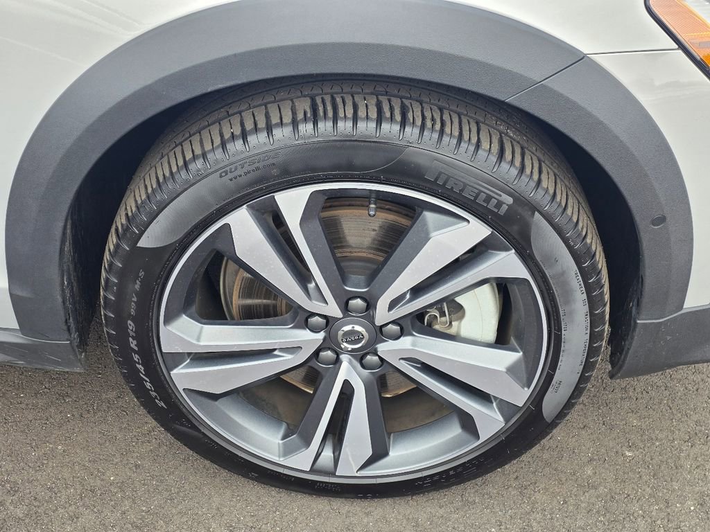 Used 2025 Volvo V60 B5 Cross Country Plus image 8