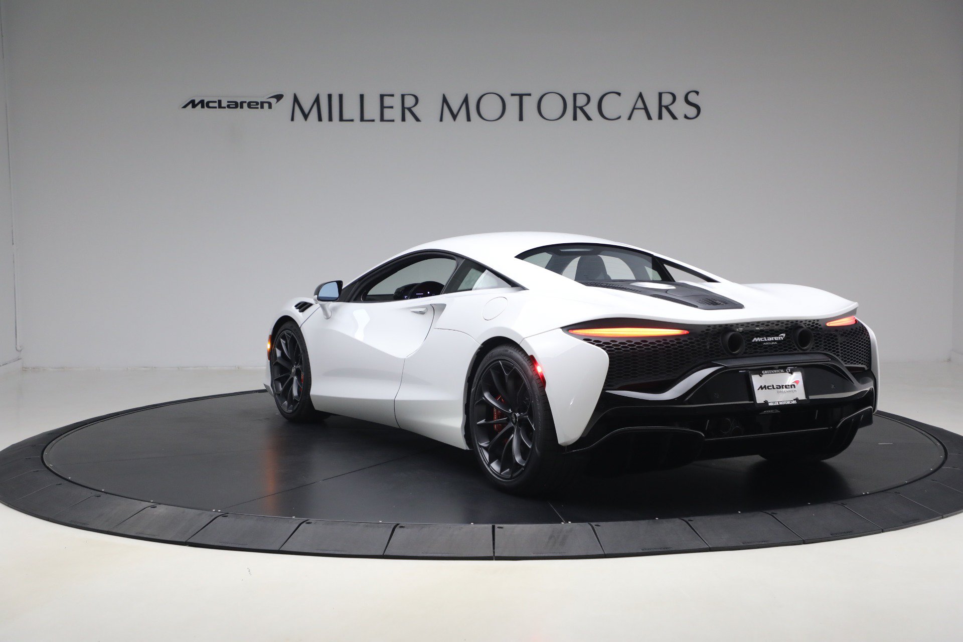 Used 2023 McLaren Artura RWD image 5