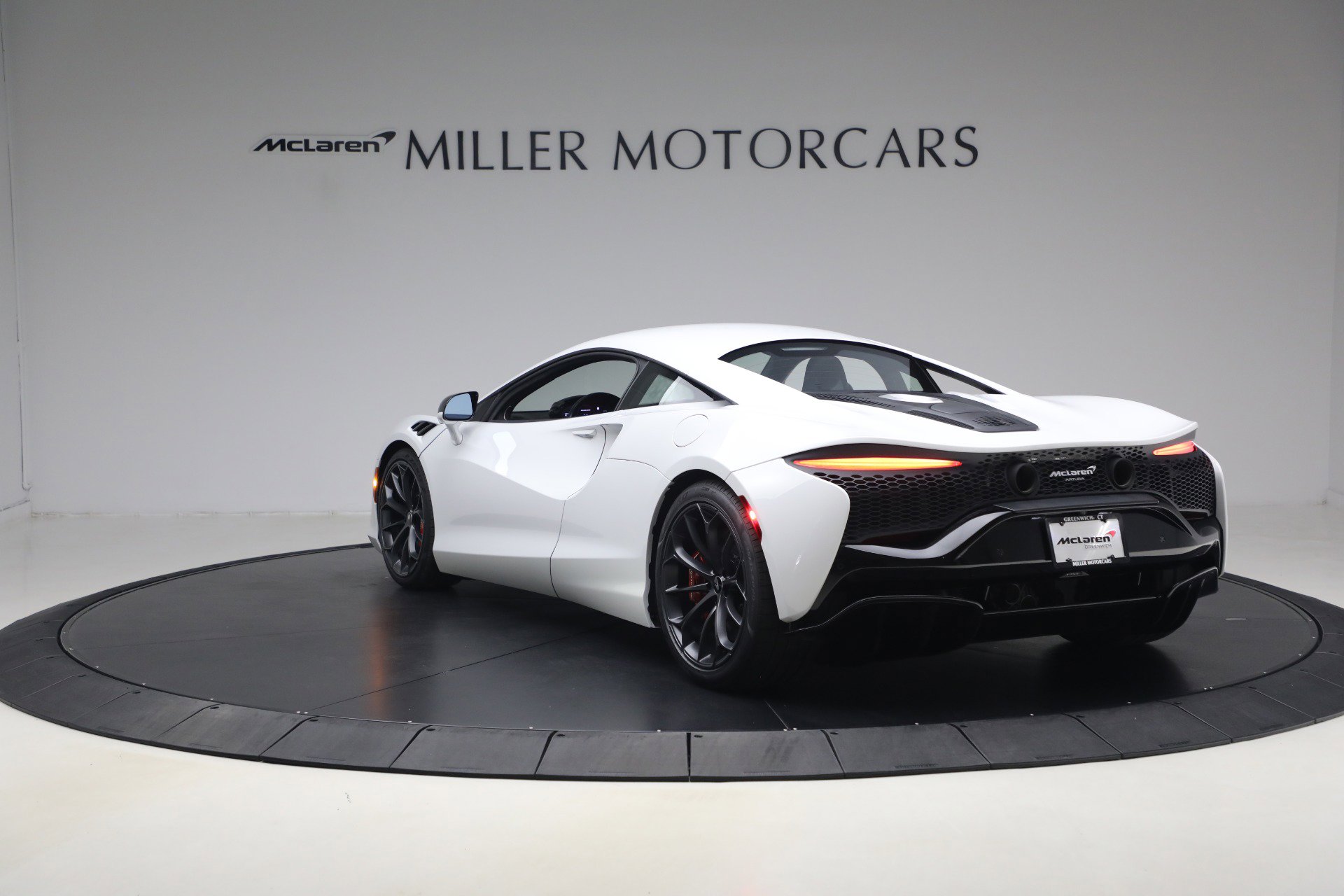 Used 2023 McLaren Artura RWD image 5