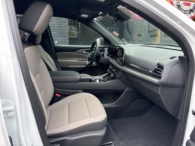 Used 2025 Chevrolet Traverse LT image 17