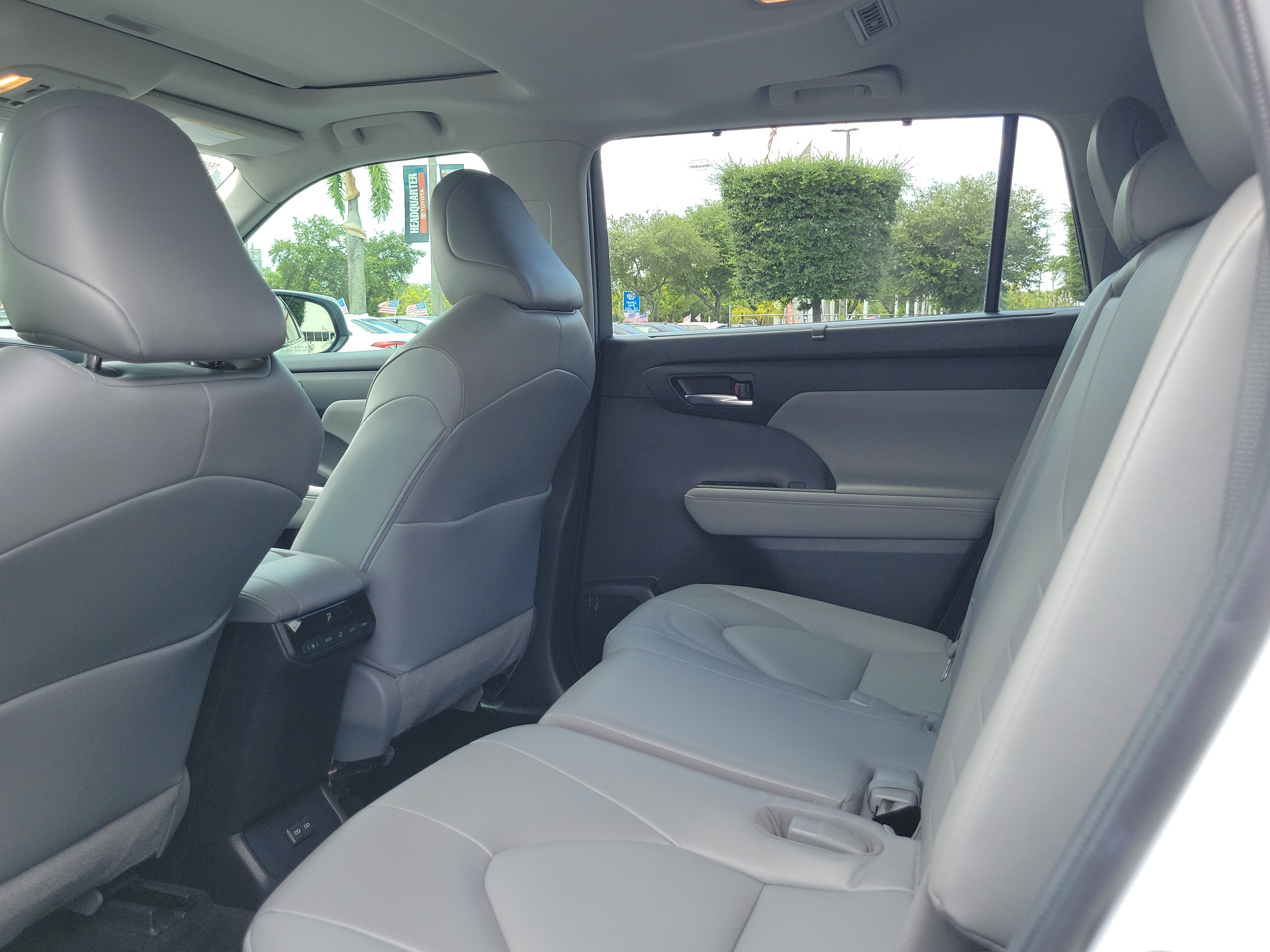 Used 2022 Toyota Highlander XLE FWD image 18