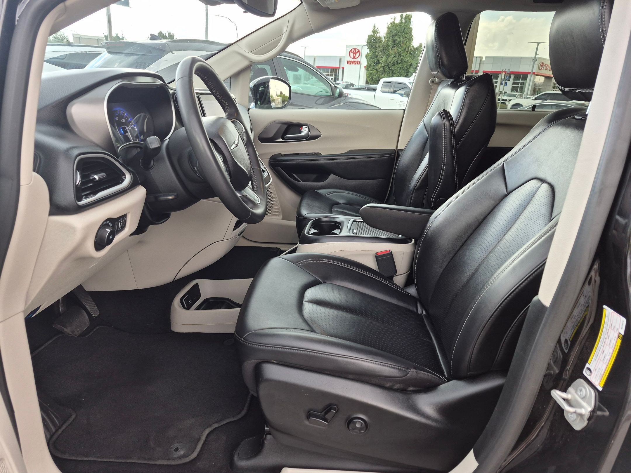 Used 2024 Chrysler Pacifica Touring-L FWD image 16
