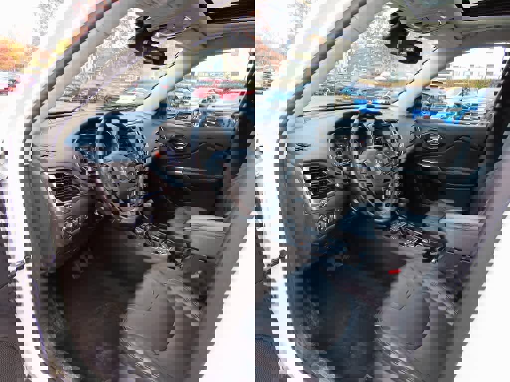 Used 2021 Jeep Cherokee Limited image 2