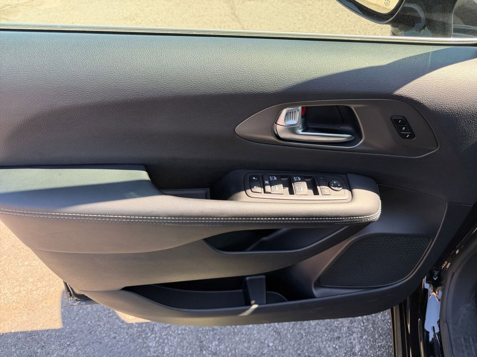 Used 2025 Chrysler Pacifica Select image 18