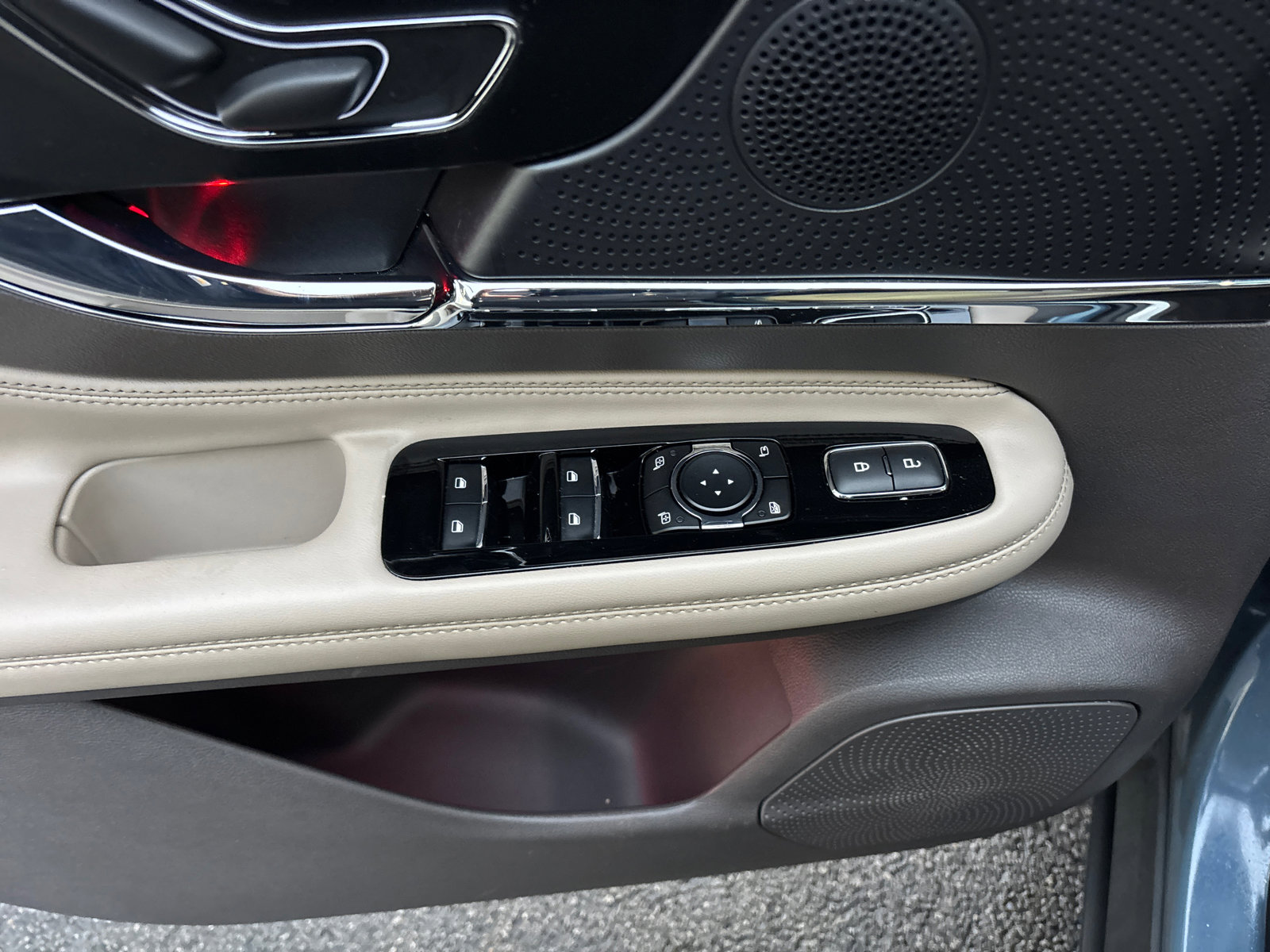 Certified 2023 Lincoln Corsair FWD w/ Equipment Group 101A image 13