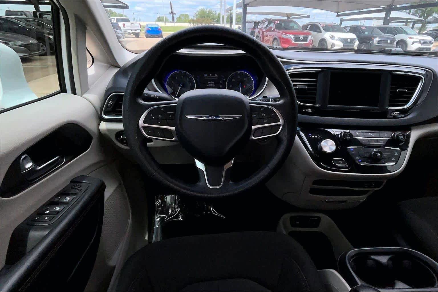 Used 2020 Chrysler Pacifica Touring FWD image 5