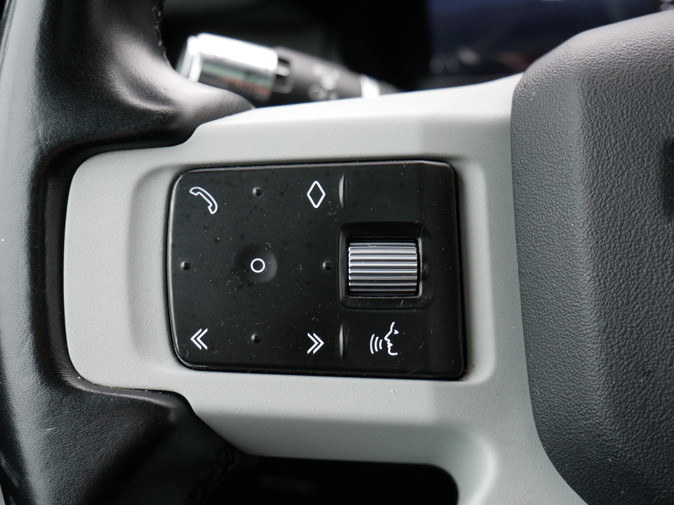 Used 2020 Land Rover Defender 110 SE image 21