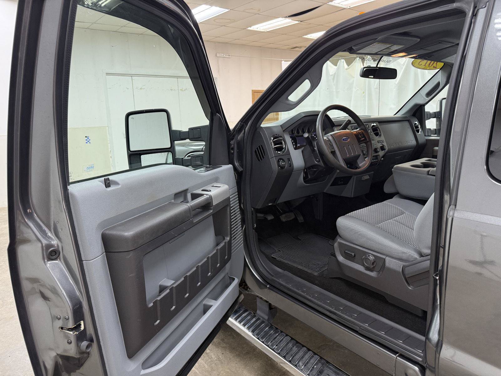 Used 2015 Ford F250 XLT w/ XLT Premium Package AWD/4WD image 9