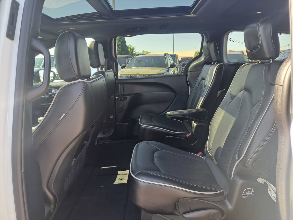 Used 2025 Chrysler Pacifica Limited FWD image 30