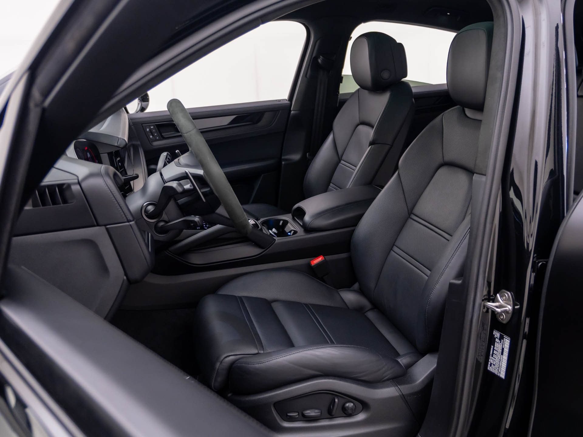 Certified 2025 Porsche Cayenne GTS AWD/4WD image 5