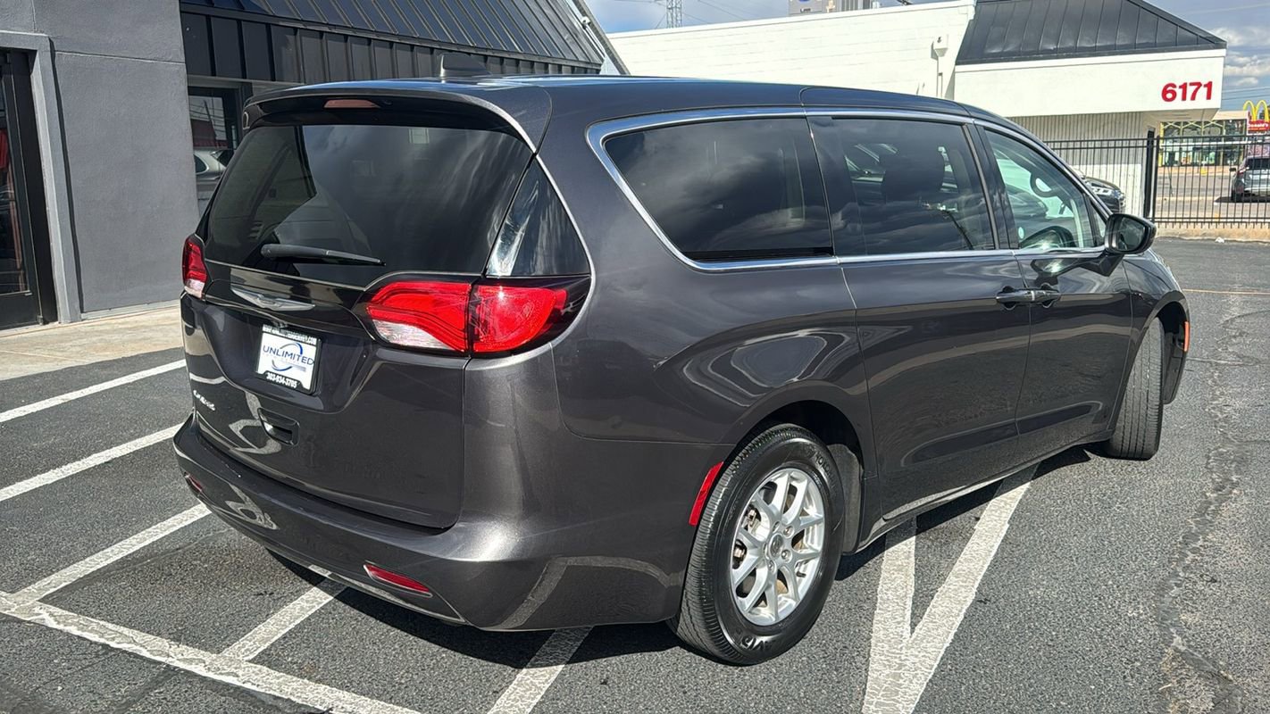 Used 2023 Chrysler Voyager LX image 3
