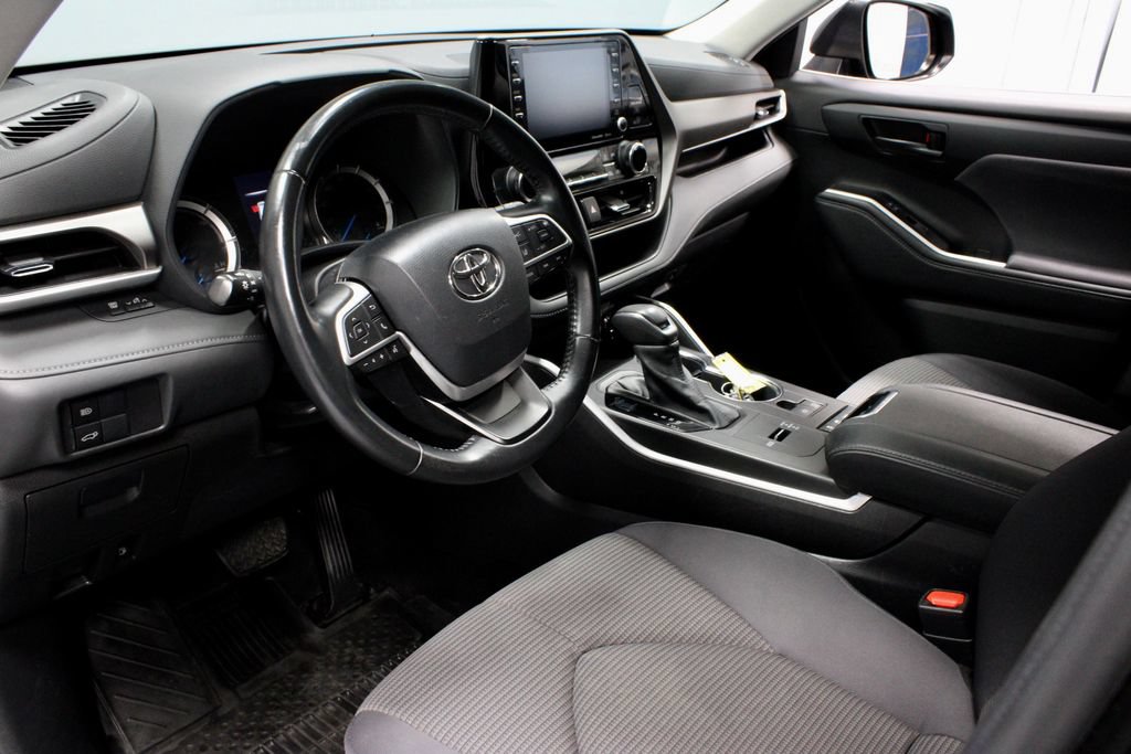 Used 2022 Toyota Highlander LE AWD/4WD image 24