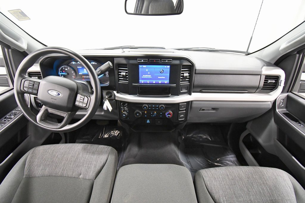 Used 2023 Ford F350 XLT image 3