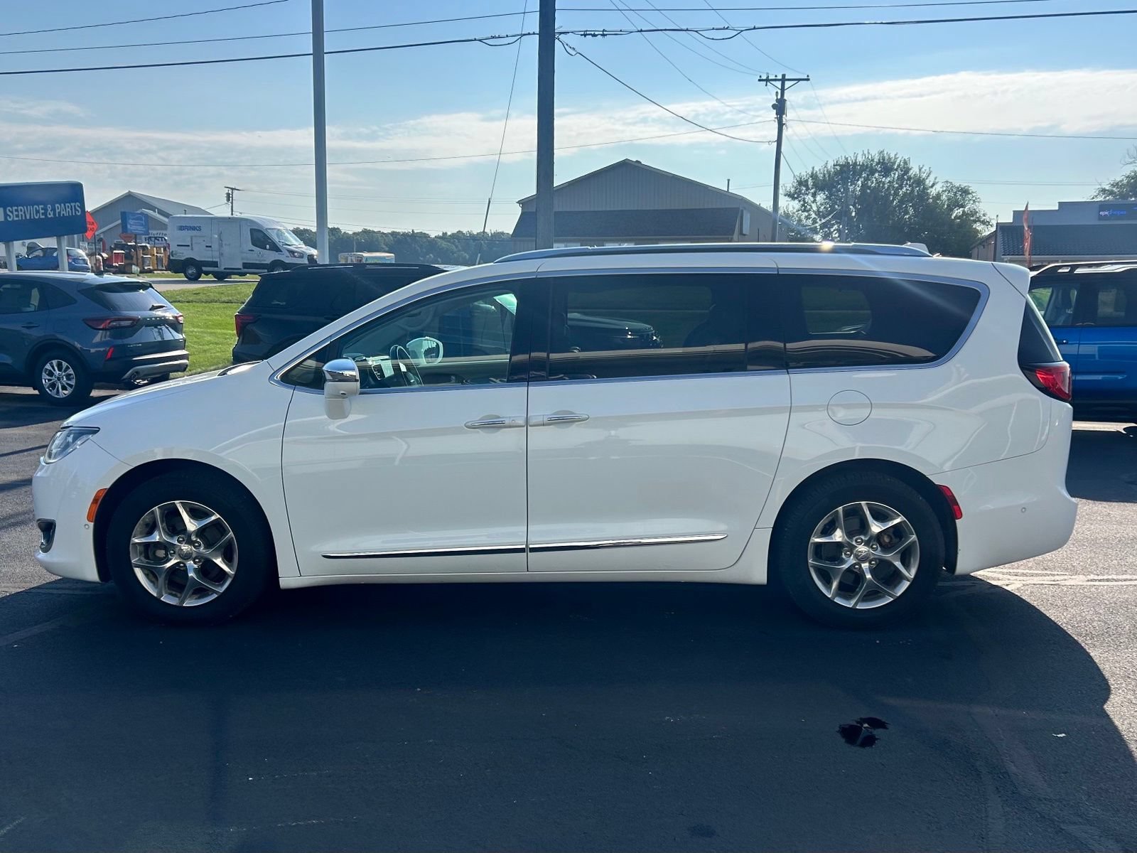 Used 2017 Chrysler Pacifica Limited w/ UConnect Theater Package FWD image 5