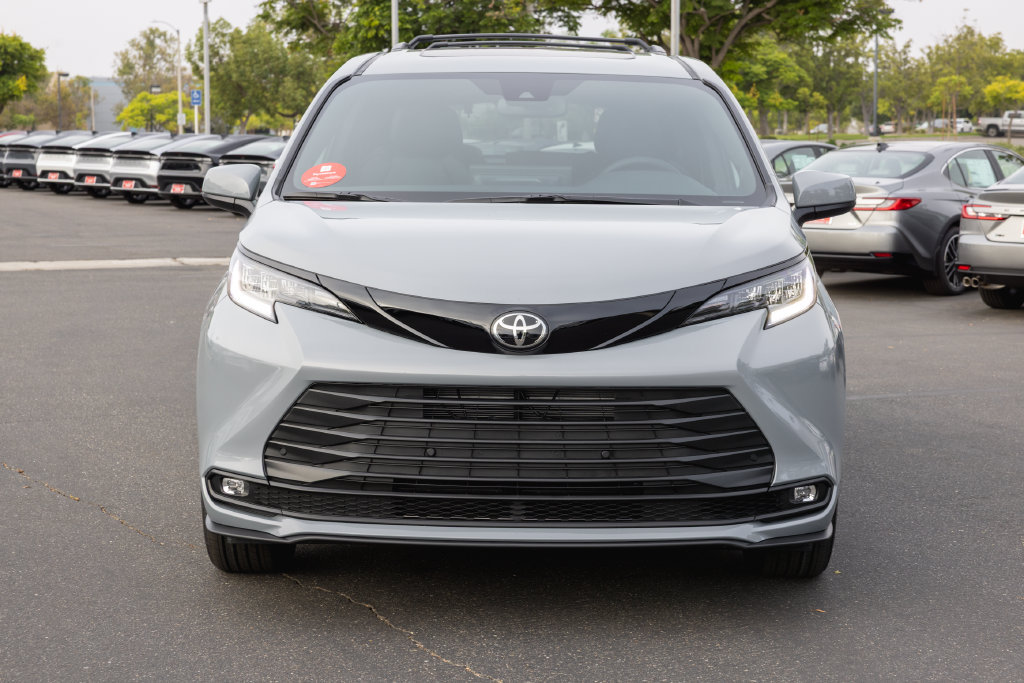 New 2026 Toyota Sienna XLE Woodland Edition AWD/4WD image 2