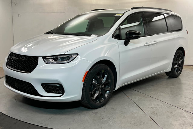 New 2026 Chrysler Pacifica Select w/ S Appearance Package